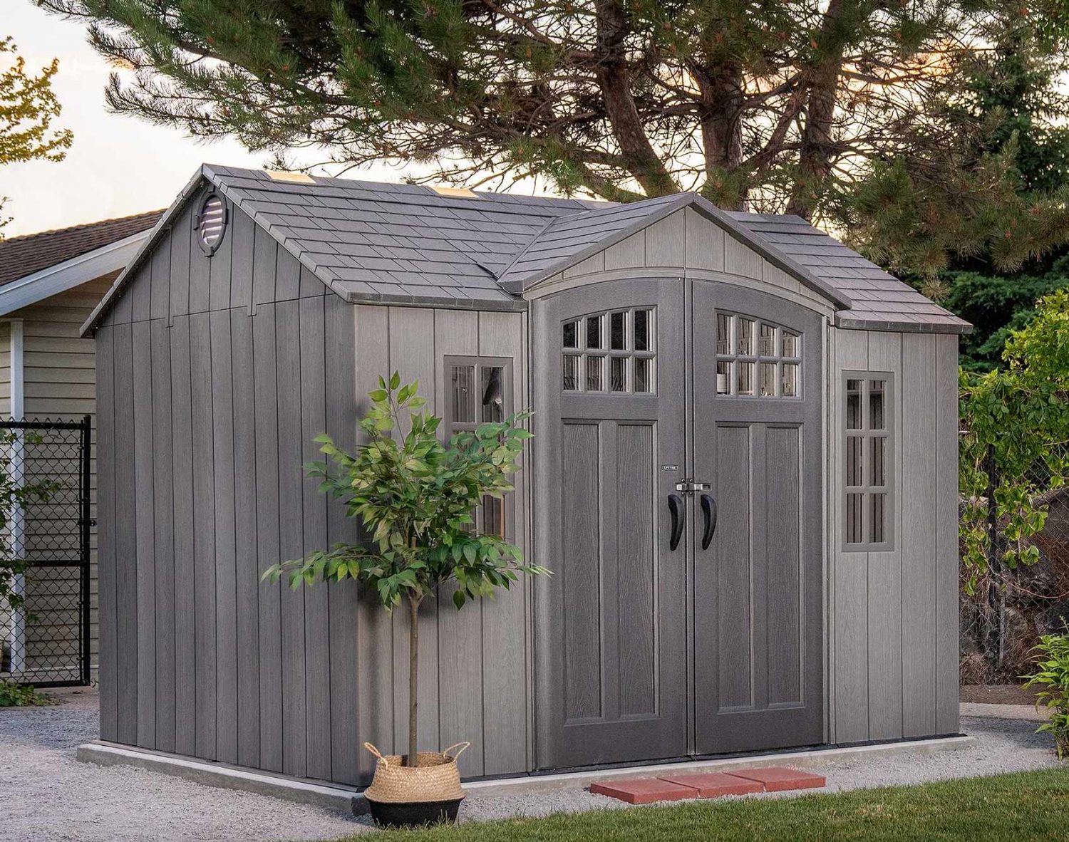 LIFETIME 8' X 15' GARDEN SHED 2.4mx4.6m